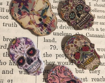 Conjunto 3. 5 diseños diferentes de insignias hechas a mano con forma de calavera de azúcar de 2,5 a 3 cm que añaden carácter y estilo a tus bolsos o ropa de estilo gótico, emo y punk.