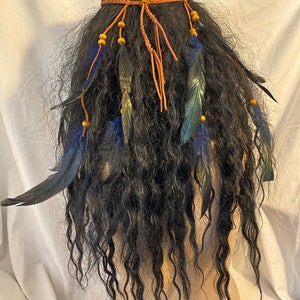 Hemelsblauw zwarte kralen veren frontriem boho hippie Handgemaakt voor festivalhaar Dreadlocks accentstuk godin heks stammenritueel