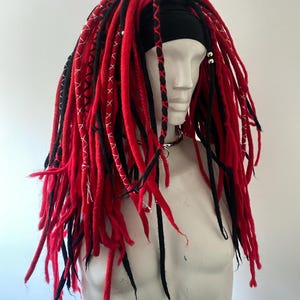 Rubinrot & schwarz Handgemachte Natürliche Wolle Dreadlocks Perücke Goth Punk Unisex Cosplay Chemo Comfy Festival Clubber keine Haare nötig Pirate Trance
