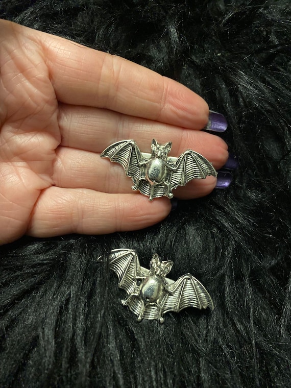 Silver Spread Winged Pair of Cheeky Silver Tone Vampire Bats  display picture 2