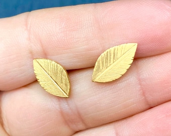 Blattgold Ohrstecker: Zierliche botanische Schmuckstücke