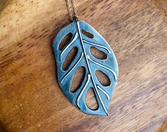 Collar de hoja de monstera en plata de ley oxidada: un regalo para los amantes de las plantas