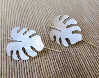 Pendientes de hoja de monstera en plata de ley: joyería de plantas tropicales