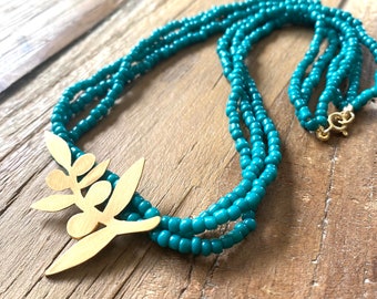 Handmade emerald green seed bead necklace with gold-plated leafy charm - Nature-inspired jewelry for everyday elegance
