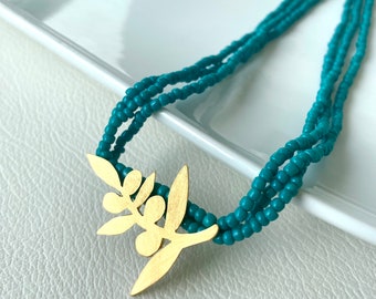 Handmade emerald green seed bead necklace with gold-plated leafy charm - Nature-inspired jewelry for everyday elegance