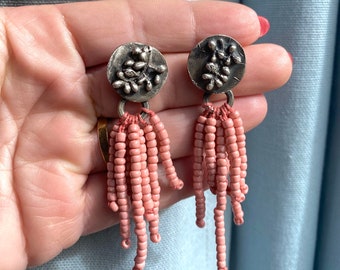 Botanische Silber rustikale Ohrringe mit Rocailles Perlen, Baumeln rosa Ohrringe, Moderne Rocailles Ohrringe für sie