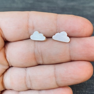Pendientes de plata de primera ley con forma de nube diminuta - regalo para un amigo, pequeños pendientes pequeños y delicados