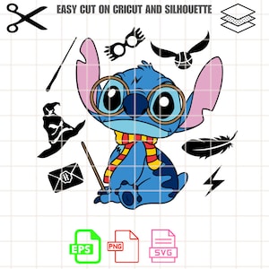 Peut inclure: Personnage bleu Stitch portant des lunettes et une écharpe jaune et rouge tenant une baguette magique. Le personnage est entouré d'icônes sur le thème d'Harry Potter, notamment un chapeau de tri, un éclair, une plume, un vif d'or et une paire de lunettes.