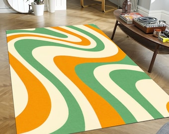 Op de afbeelding: Abstract vloerkleed met een golvend patroon in tinten van groen, oranje en wit.