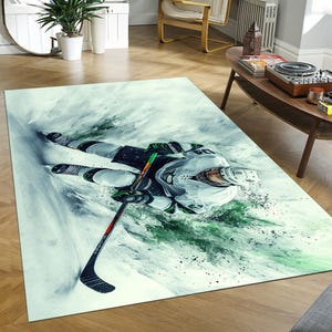 Könnte beinhalten: Rechteckiger Teppich mit einer dynamischen Illustration eines Eishockeyspielers in Aktion. Der Teppich zeigt einen Spieler in weiß-schwarzer Uniform mit grünen Akzenten, der einen Hockeyschläger hält. Das Design beinhaltet einen Spritzer Grün und Weiß, wodurch ein Gefühl von Bewegung entsteht.