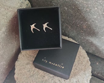 Sterlingzilveren zwaluwoorbellen: deze gerecyclede massief zilveren vogeloorbellen zijn handgemaakt door Lily McCallin, uit haar Take Flight-collectie