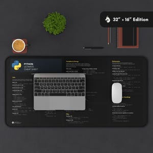 Może przedstawiać: Czarna mata biurkowa z nadrukowaną na niej ściągą do Pythona. Ściąga zawiera sekcje dotyczące list, zmiennych i ciąg&oacute;w znak&oacute;w, słownik&oacute;w, plik&oacute;w i obsługi błęd&oacute;w. Mata ma wymiary 81 cm x 41 cm.