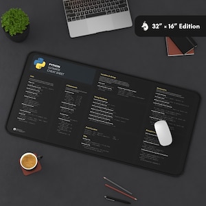 Może przedstawiać: Czarna mata biurkowa z ż&oacute;łtym logo Pythona do ściągawki Pythona. Mata jest podzielona na sekcje obejmujące listy, instrukcje warunkowe, metody łańcuchowe, zmienne i łańcuchy, słowniki, funkcję drukowania, pliki i wyjątki. Mata ma wymiary 81 cm x 41 cm.