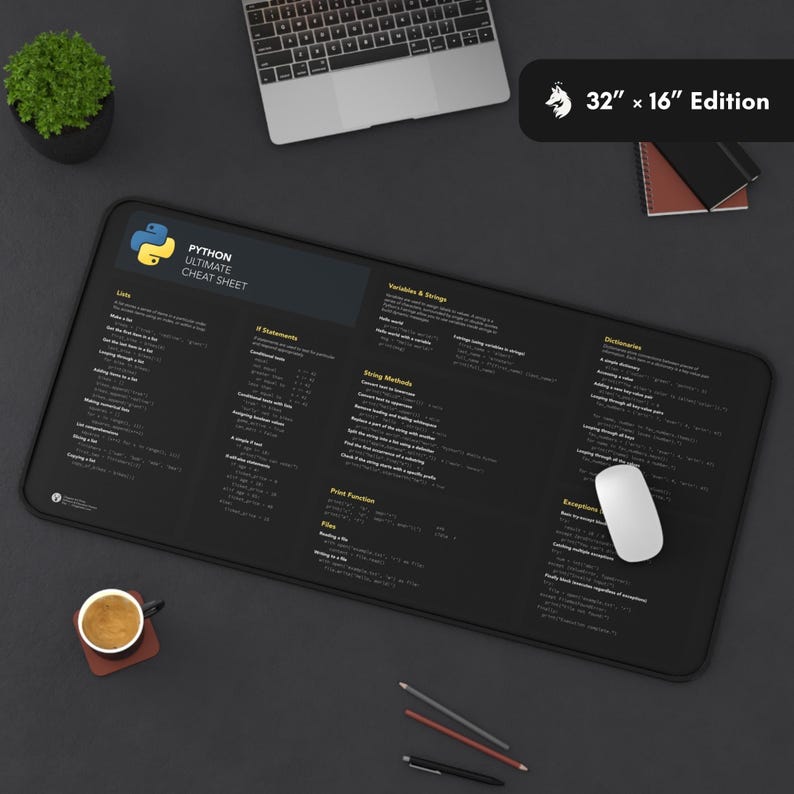 Może przedstawiać: Czarna mata biurkowa z ż&oacute;łtym logo Pythona do ściągawki Pythona. Mata jest podzielona na sekcje obejmujące listy, instrukcje warunkowe, metody łańcuchowe, zmienne i łańcuchy, słowniki, funkcję drukowania, pliki i wyjątki. Mata ma wymiary 81 cm x 41 cm.