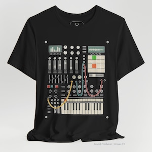 Puede incluir: Camiseta negra con un gráfico detallado de un sintetizador con perillas, deslizadores y un teclado. El diseño incluye cables coloridos y una cuadrícula, con el texto "Sound Producer | Unisex Fit" en la parte inferior.
