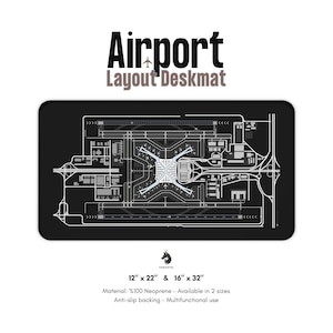 Pode incluir: Tapete de secretária preto com um design branco do layout do aeroporto. O texto "Airport Layout Deskmat" está no topo. Disponível nos tamanhos de 30,5 cm x 56 cm e 40,6 cm x 81,3 cm. Feito de %100 neoprene com suporte antiderrapante.