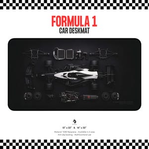 Puede incluir: Alfombrilla de escritorio negra con un diseño de coche de Fórmula 1 y el texto "FORMULA 1 CAR DESKMAT". La alfombrilla muestra un coche de carreras desmontado y está disponible en tamaños de 30.48 cm x 55.88 cm y 40.64 cm x 81.28 cm. Fabricada en neopreno con respaldo antideslizante.