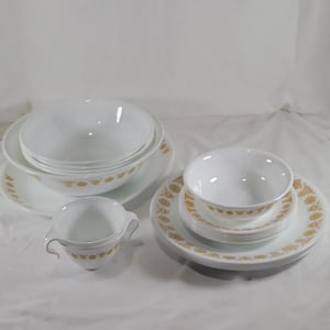 Vajilla vintage Corelle dorada con diseño floral y mariposas, varias piezas, platos, cuencos, tazas con gancho en forma de S, cuencos para servir y repuestos para platos.