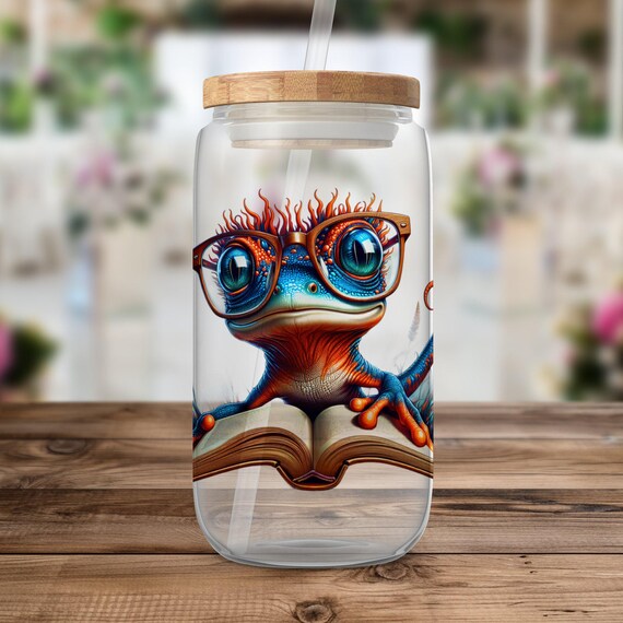 ヤモリが本を読んでいる PNG: カラフルなトカゲのクリップアート