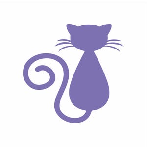 Op de afbeelding: Een lavendelkleurig katten silhouet met een gekrulde staart en snorharen. De kat wordt afgebeeld in een zittende positie, naar de zijkant gericht. De achtergrond is effen wit.