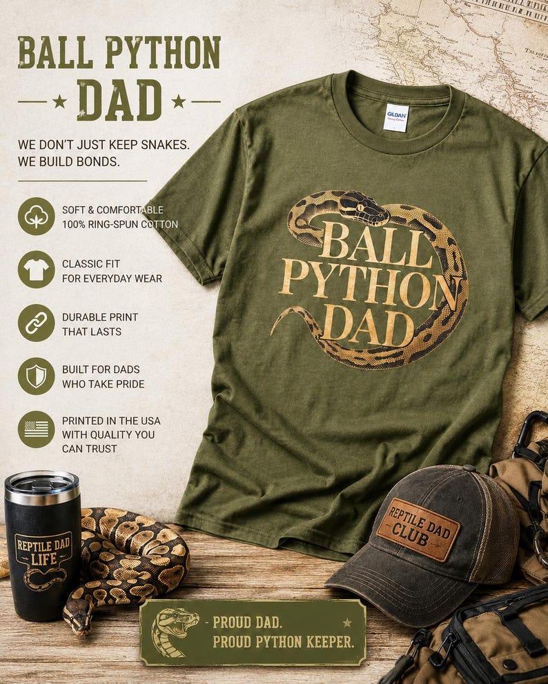 以下が含まれることがあります： 「BALL PYTHON DAD」の文字とボールパイソンのグラフィックがプリントされたオリーブグリーンのTシャツ。画像には、黒いタンブラー、REPTILE DAD CLUBと書かれた野球帽、PROUD DAD. PROUD PYTHON KEEPER.と書かれた看板も写っています。