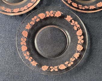 Juego de 7 platos de postre Pyrex "GOOSEBERRY" de vidrio opalino de los años 50 con diseño de hojas rosas.