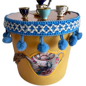 Contenedor decorativo caprichoso amarillo para la hora del té, bolsita de té, regalo para amantes del té, tetera, tazas de té, bote amarillo y azul, regalo para el Día de la Madre