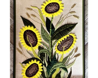 Cuadro decorativo de pared hecho a mano con diseño de girasol, estilo Bucilla Floral Vintage MCM, color verde, 74 cm de largo x 60 cm de ancho, enmarcado en color verde aguacate y amarillo.