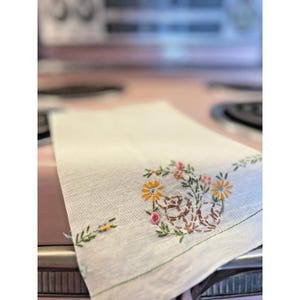 Pano de prato delicado de linho bordado à mão vintage com borda floral 50 cm de comprimento x 38 cm de largura bordado VTG Cozinha Cottage Core Kitchy Shabby Chic