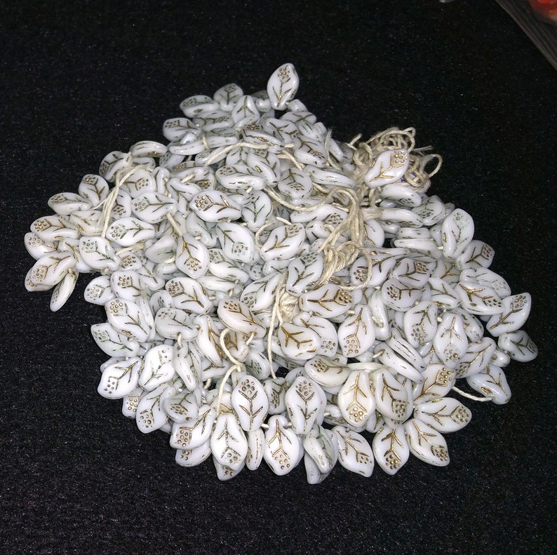 15 Vintage beads leaf shape frosted white lucite 22mmX15mm