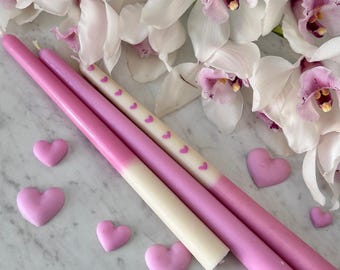 Handgeschilderde taps toelopende kaarsen, eettafeldecor met bloemen