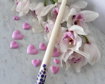 Handgeschilderde taps toelopende kaars, eettafeldecor met bloemen