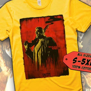 Peut inclure: T-shirt jaune avec un imprimé graphique d'un homme tenant une arme devant un fond rouge et noir. Le graphique comprend le texte "There is no justice without sin" et "Sin City". Le t-shirt est disponible en tailles S-5XL et est fait de 100% coton.