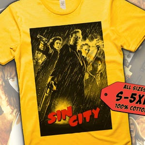Peut inclure: T-shirt jaune avec un graphique noir et blanc du film Sin City. Le graphique représente les personnages principaux du film, dont un homme en costume tenant une arme à feu. Le texte "Sin City" est imprimé en lettres rouges sous le graphique. Le t-shirt est disponible en tailles S-5XL et est fait de 100% coton.