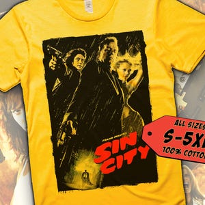 Peut inclure: T-shirt jaune avec un motif noir et blanc du film Sin City. Le motif représente trois personnages, deux hommes et une femme, tenant des armes à feu dans un décor pluvieux. Le texte "Frank Miller's Sin City" est imprimé sur le motif. Le t-shirt est disponible en tailles S-5XL et est composé de 100% coton.