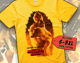 Puede incluir: Camiseta amarilla con un gráfico de Lady Gaga como La Chameleon de la película Machete Kills. El gráfico está en un esquema de color naranja y amarillo fuego. El texto "Lady Gaga as La Chameleon" y "Machete Kills" está impreso en rojo. Una etiqueta roja con el texto "ALL SIZES S-5XL 100% COTTON" está en la esquina inferior derecha.