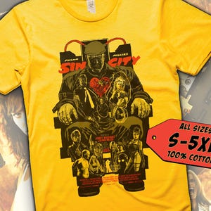 Peut inclure: T-shirt jaune avec un imprimé graphique d'une scène du film Sin City. Le graphique représente un homme sur une chaise avec une bombe attachée à sa poitrine, entouré d'autres personnages. Le texte "Frank Miller's Sin City" est imprimé sur le t-shirt.