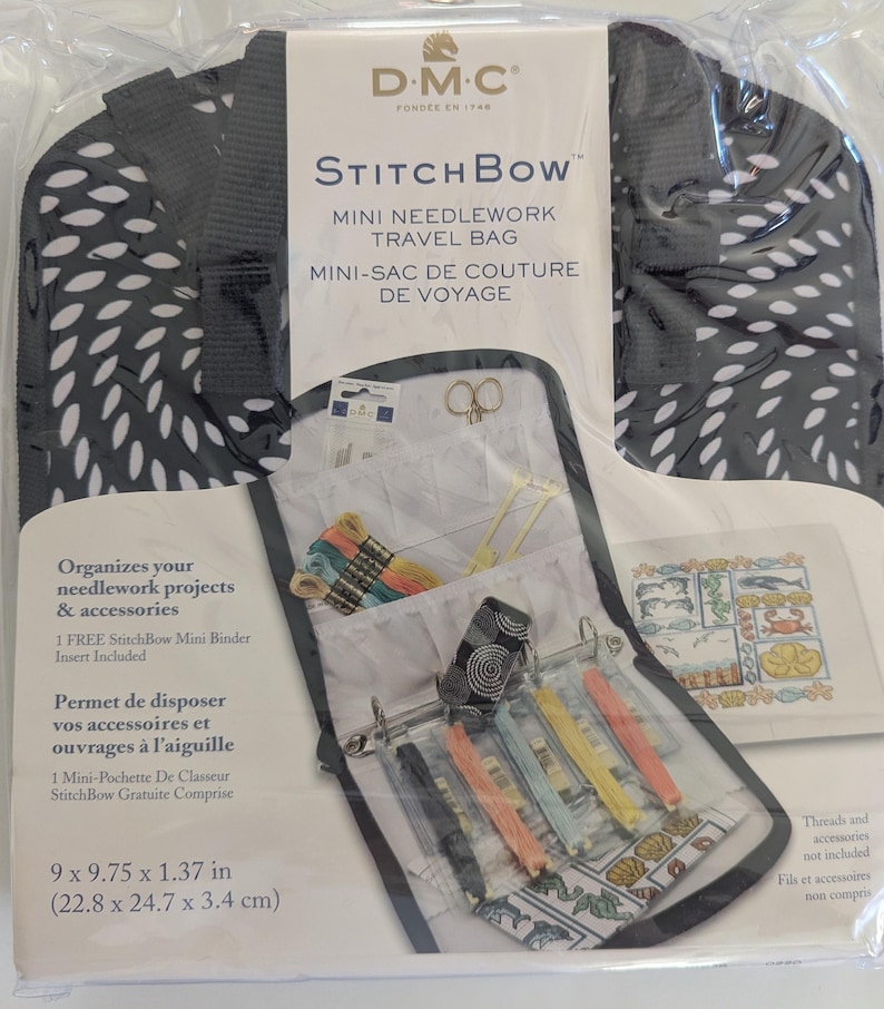 Puede incluir: Una bolsa de viaje mini DMC StitchBow en blanco y negro para trabajos de aguja. La bolsa mide 22,8 x 24,7 x 3,4 cm e incluye una mini carpeta. La bolsa est&aacute; dise&ntilde;ada para organizar proyectos y accesorios de costura. Contiene hilo de bordar y tijeras.