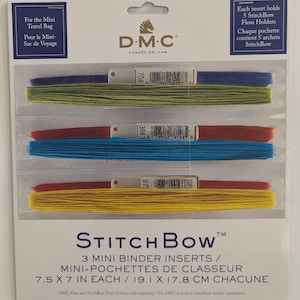 Puede incluir: Un paquete de mini insertos de carpeta StitchBow DMC para porta hilos. El paquete contiene tres insertos, cada uno con cinco porta hilos. Los insertos miden 19,1 x 17,8 cm cada uno. El paquete incluye hilos azules, verdes, rojos y amarillos.