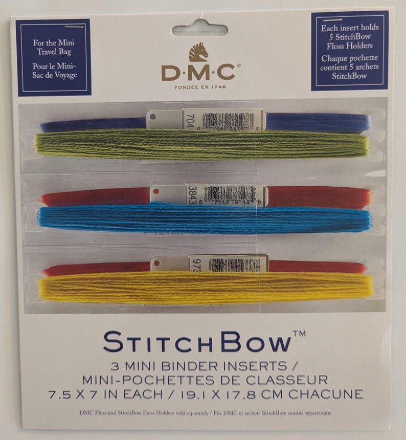 Puede incluir: Un paquete de mini insertos de carpeta StitchBow DMC para porta hilos. El paquete contiene tres insertos, cada uno con cinco porta hilos. Los insertos miden 19,1 x 17,8 cm cada uno. El paquete incluye hilos azules, verdes, rojos y amarillos.