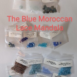 Könnte beinhalten: Sortiment kleiner, farbiger Perlen in transparenten Plastiktüten. Die Perlen variieren in Form und Farbe, darunter Blau, Türkis und Braun. Auf den Tüten steht "The Blue Moroccan Lace Mandala."
