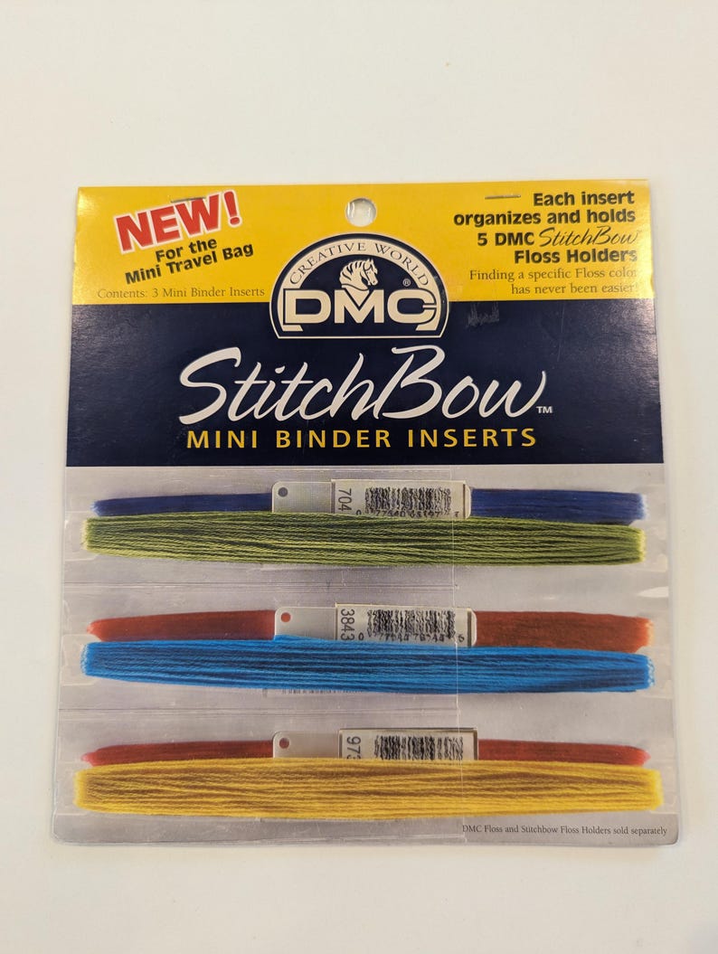 Puede incluir: Un paquete de DMC StitchBow Mini Binder Inserts. El embalaje es amarillo y azul, con el logotipo de DMC y el texto "&iexcl;NUEVO!" y "Mini Binder Inserts". Contiene cinco colores diferentes de hilo de bordar: azul, verde, rojo y amarillo.
