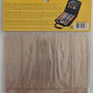 Puede incluir: Un paquete del sistema de organizaci&oacute;n y almacenamiento de hilo DMC StitchBow. Incluye una mini bolsa de viaje negra con porta-hilos coloridos e insertos transparentes. El texto en el paquete describe las caracter&iacute;sticas del producto.