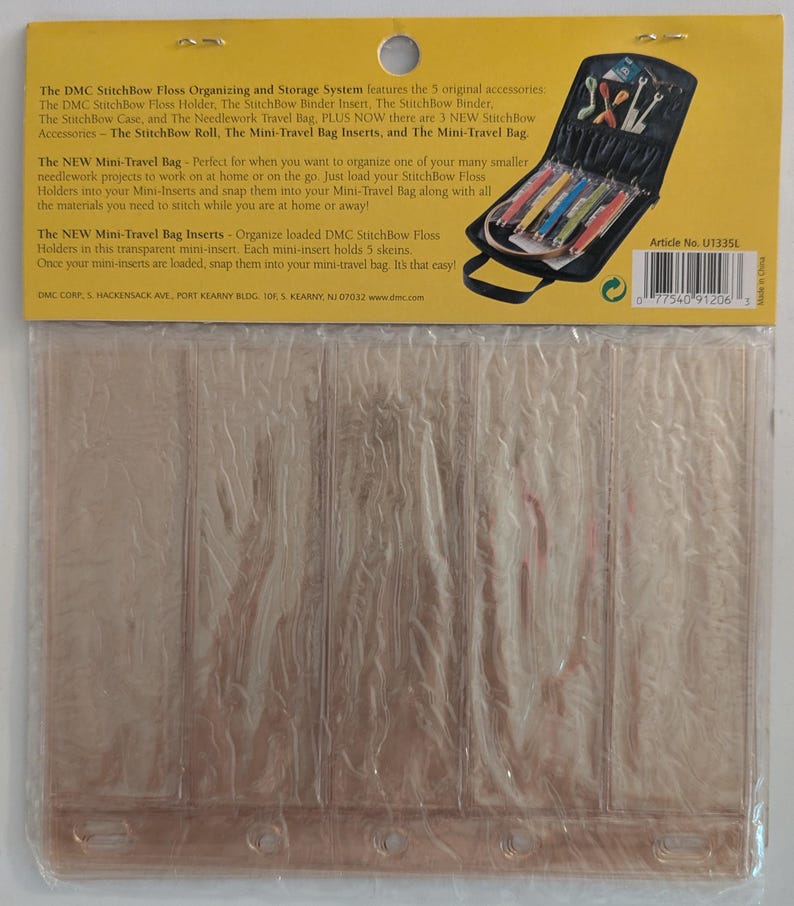 Puede incluir: Un paquete del sistema de organizaci&oacute;n y almacenamiento de hilo DMC StitchBow. Incluye una mini bolsa de viaje negra con porta-hilos coloridos e insertos transparentes. El texto en el paquete describe las caracter&iacute;sticas del producto.