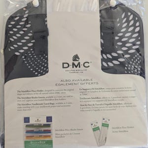 Puede incluir: Un soporte para hilo StitchBow DMC con estampado en blanco y negro, dise&ntilde;ado para mantener la forma de los ovillos de algod&oacute;n. El paquete tambi&eacute;n muestra insertos de carpeta StitchBow y bolsas de viaje para costura.