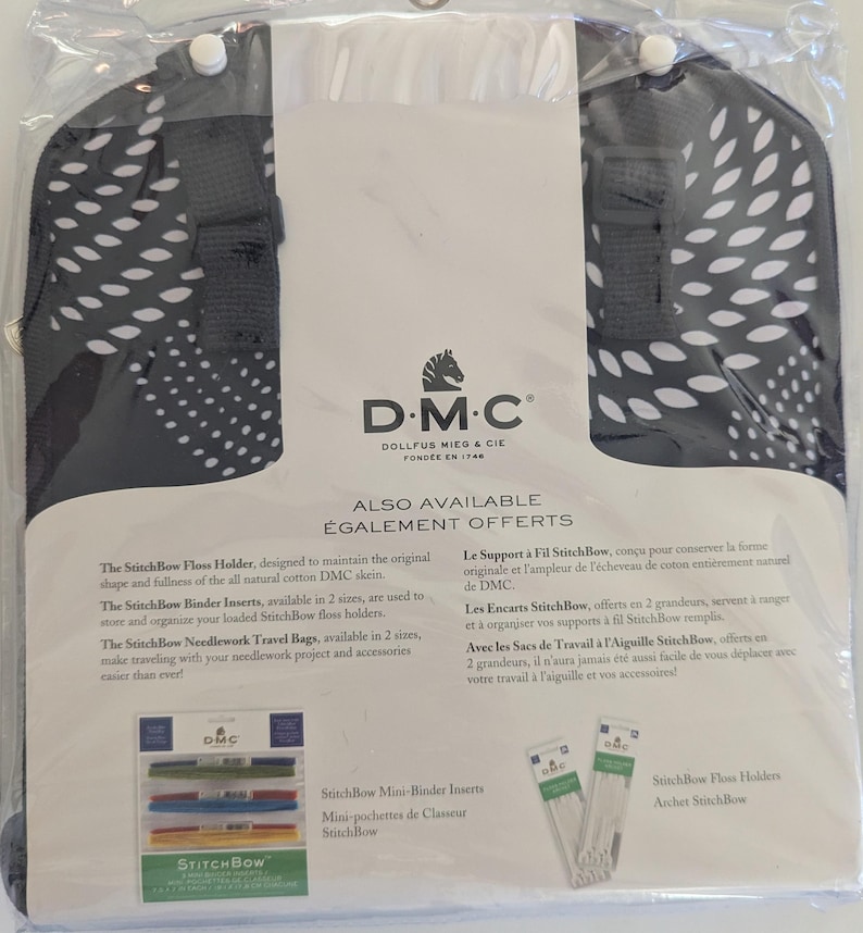 Puede incluir: Un soporte para hilo StitchBow DMC con estampado en blanco y negro, dise&ntilde;ado para mantener la forma de los ovillos de algod&oacute;n. El paquete tambi&eacute;n muestra insertos de carpeta StitchBow y bolsas de viaje para costura.