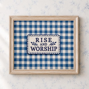 Kristen väggkonst med "Rise and Worship", blå gingham-motiv inspirerad av bibelverser för preppy kristna hem (fysiskt tryck)