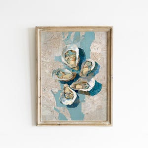 Pode incluir: Uma impressão de arte emoldurada com cinco ostras abertas contra um fundo de mapa com tons de azul e bege. As ostras são pintadas com tons de branco e azul, criando um tema costeiro.