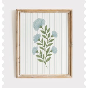 Impressão de flores azuis claras – Arte de parede botânica costeira, download digital de flores listradas, decoração de casa de praia Cottagecore para quarto