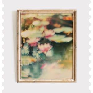 Impression de lotus rose épanoui – Art mural botanique paisible, décoration florale zen, téléchargement nature spirituelle, esthétique de chambre bohème, impression numérique